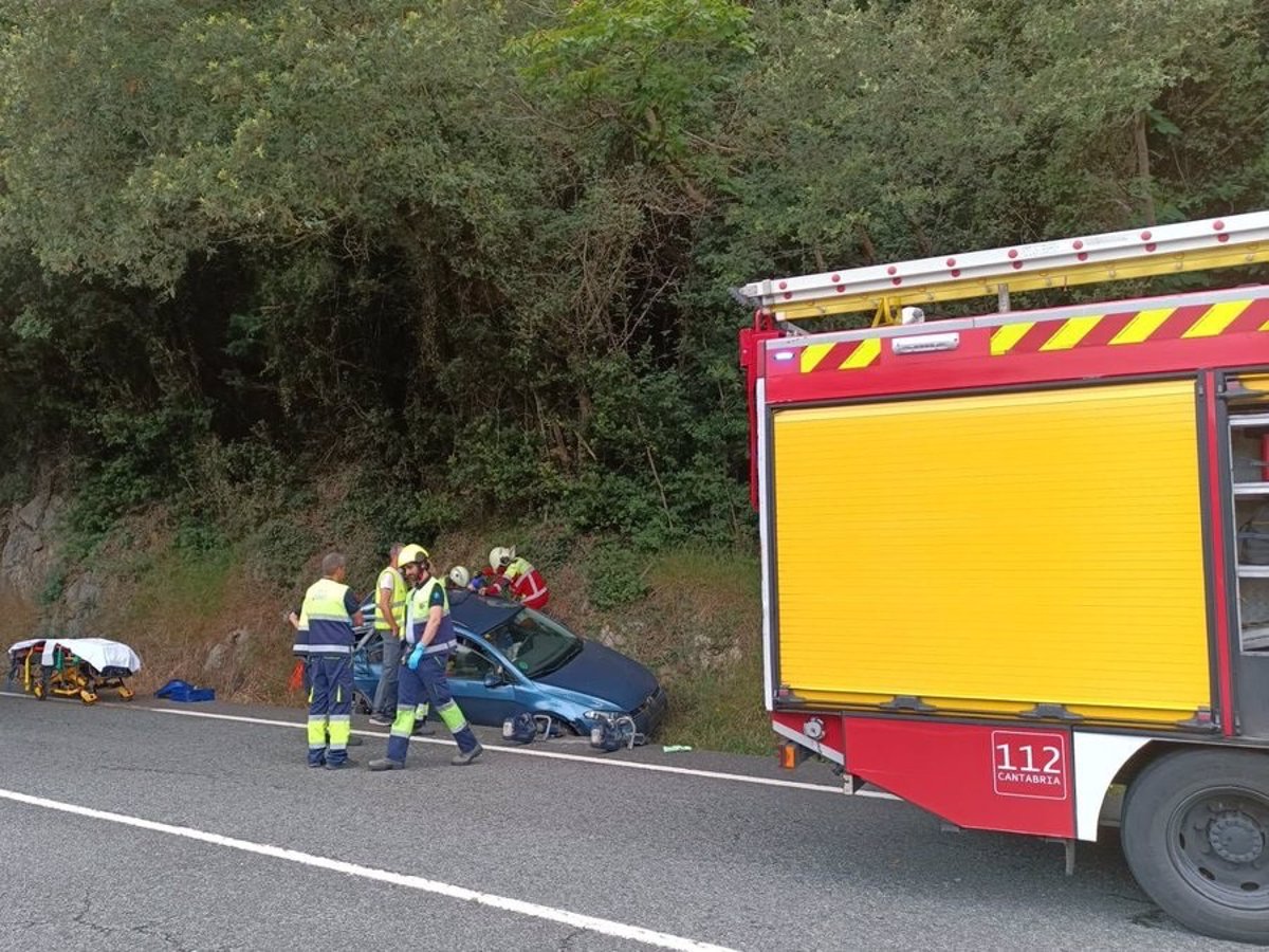 Herida la conductora de un coche que volcó en Liendo