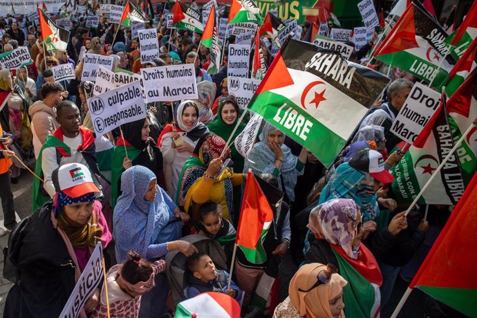 Archivo - November 17, 2024, Madrid, Spain: A group of protesters hold Sahrawi flags and placards during a demonstration. The State Coordinator of Associations in Solidarity with the Sahara (CEAS-Sahara) has called for a demonstration in Madrid to denounc
