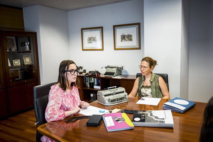 La promotora Braille de la Delegación de la ONCE en Madrid, Ana y la aprendiz de Braille, María, durante la presentación del Informe de Valor Compartido 2024 del Grupo Social ONCE