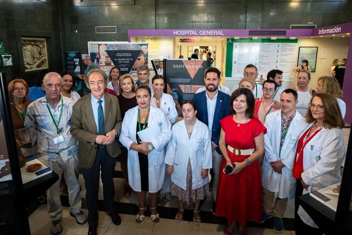 Foto de familia en el Hospital Virgen de las Nieves en la exposición 'El museo se va de viaje'.