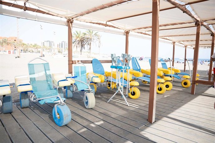 Punto accesible de la playa de El Palmeral, en El Zapillo (Almería), con varias sillas y material adaptado para facilitar el baño a personas con movilidad reducida.