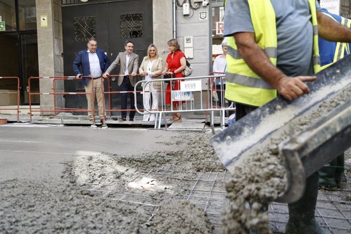 Visita de la alcaldesa a las obras en la calle San Antón.