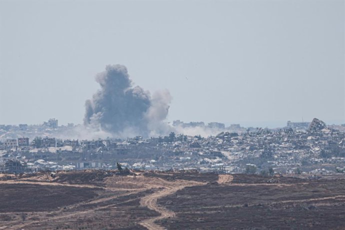 Archivo - June 7, 2025, Gaza Border, Gaza, israel: Smoke rises following an Israeli strike on the northern Gaza town of Beit Lahia, as seen from the Israeli side near the border. The area shows extensive destruction and ongoing bombardment.