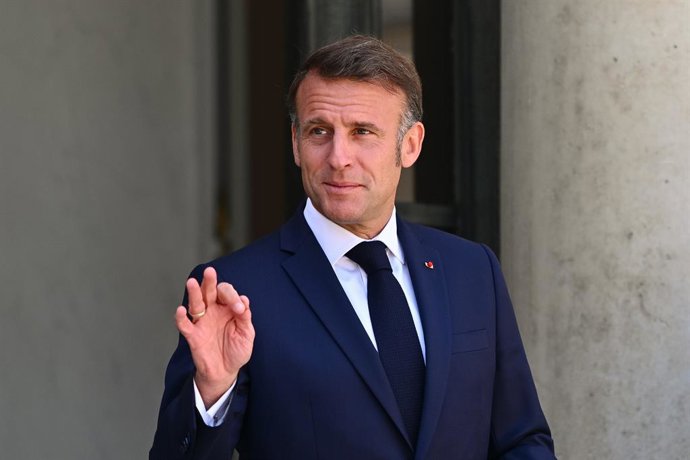 18 July 2025, France, Paris: French President Emmanuel Macron waves to reporters as he waits for Austrian Chancellor Christian Stocker at the Elysee Palace. Photo: Julien Mattia/Le Pictorium via ZUMA Press/dpa