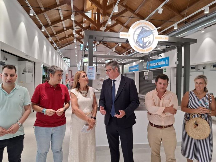 Visita a Puente Genil de la subdelegada del Gobierno en Córdoba, Ana López, acompañada del alcalde, Sergio Velasco.