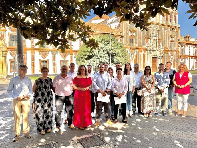Alcaldes del PSOE frente a la Diputación de Córdoba.