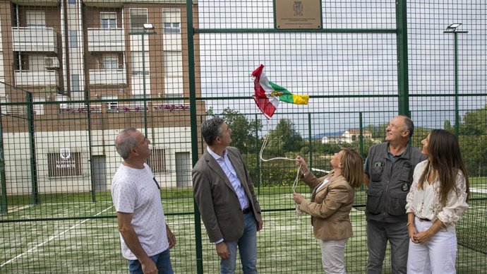 Alberite mejora sus instalaciones deportivas con la inauguración de una nueva pista de pádel