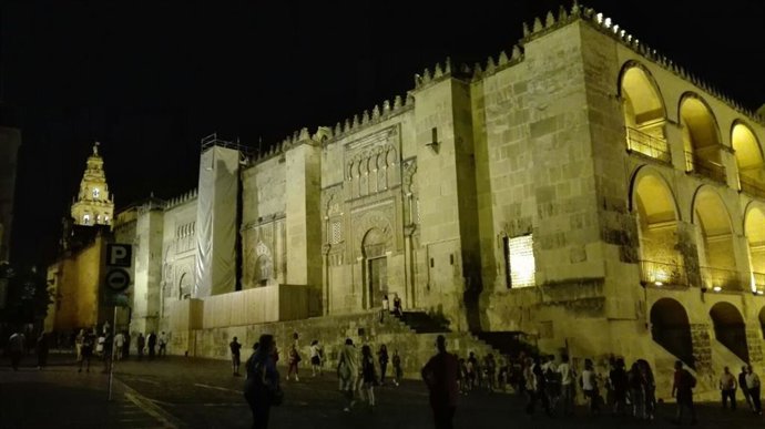 Archivo - Vista nocturna de la Mezquita-Catedral desde la calle Amador de los Ríos, por donde transitará el Vía Crucis Magno.