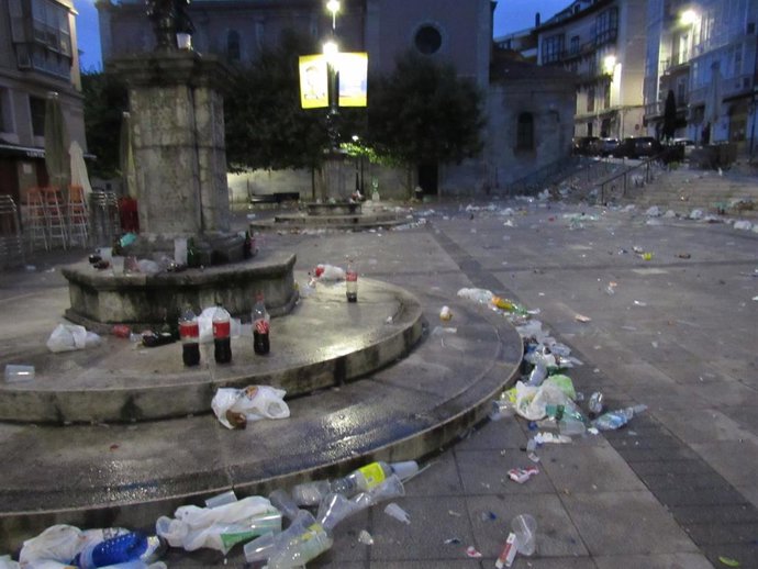 Restos de botellón en la zona del Ensanche durante la Semana Grande