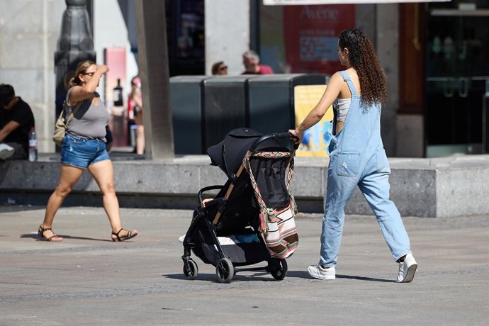 Una mujer con un carrito de bebé, a 15 de julio de 2025, en Madrid (España). Los nacimientos en España han descendido un 38% desde 2008, convirtiéndose en la tercera mayor caída de la Unión Europea solo detrás de Letonia (41%) y Grecia (40%). Los datos ha