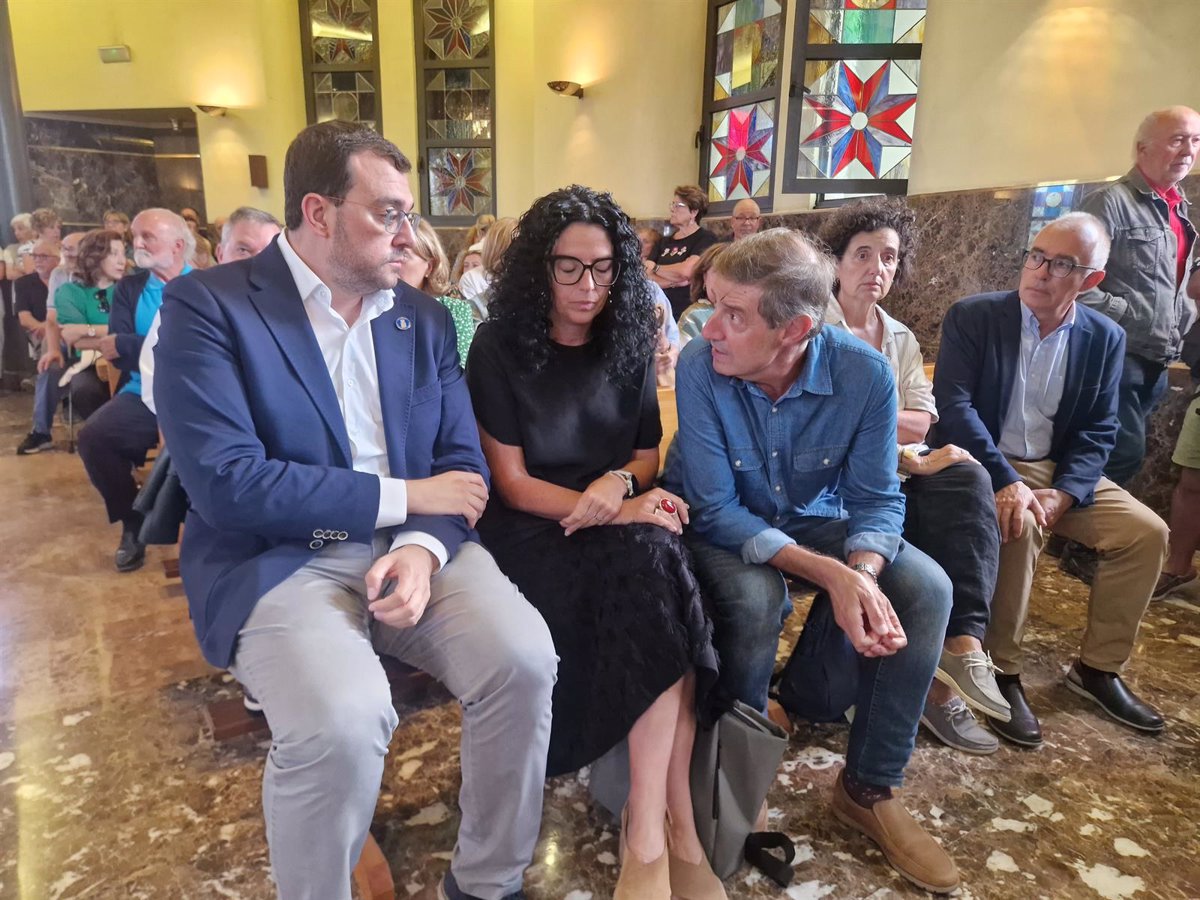 Adrián Barbón despide a Xuan Bello como el referente literario y humanista que  mostró la forma de amar esta tierra 