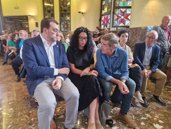 El presidente del Principado, Adrián Barbón, junto a la consejera de Cultura, Vanessa Rodríguez, y el portavoz del PSOE de Oviedo, Carlos Fernández Llaneza, en el acto de despedida de Xuan Bello.
