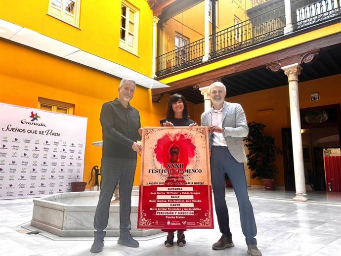 La diputada de Cultura y Educación del Ayuntamiento de Órgiva, Pilar Caracuel, y el alcalde de la localidad, Raúl Orellana presentan el cartel de la XXII edición de su Festival Flamenco.