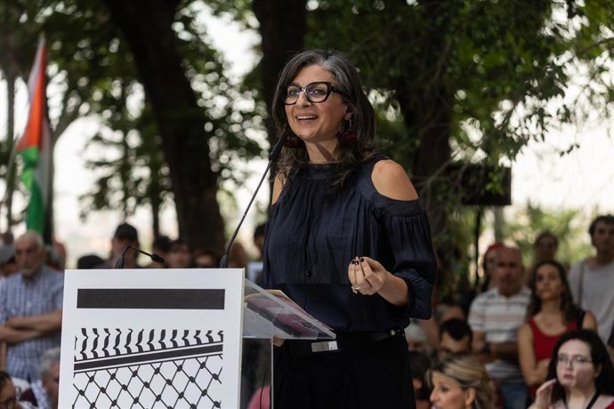 Archivo - La relatora especial de las Naciones Unidas sobre los territorios palestinos, Francesca Albanese, interviene durante el acto internacional '¡Stop genocidio! Palestina libre', en los jardines del Templo de Debod, a 23 de junio de 2025, en Madrid 