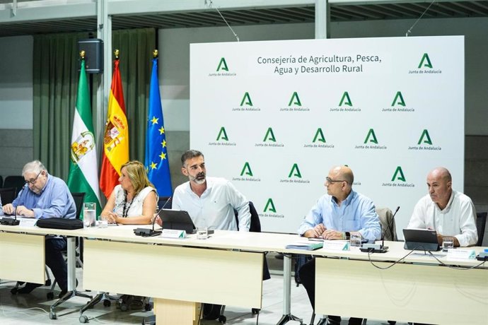 El consejero de Agricultura, Pesca, Agua y Desarrollo Rural, Ramón Fernández-Pacheco, ha presidido este miércoles una nueva reunión de la Mesa de Interlocución Agraria