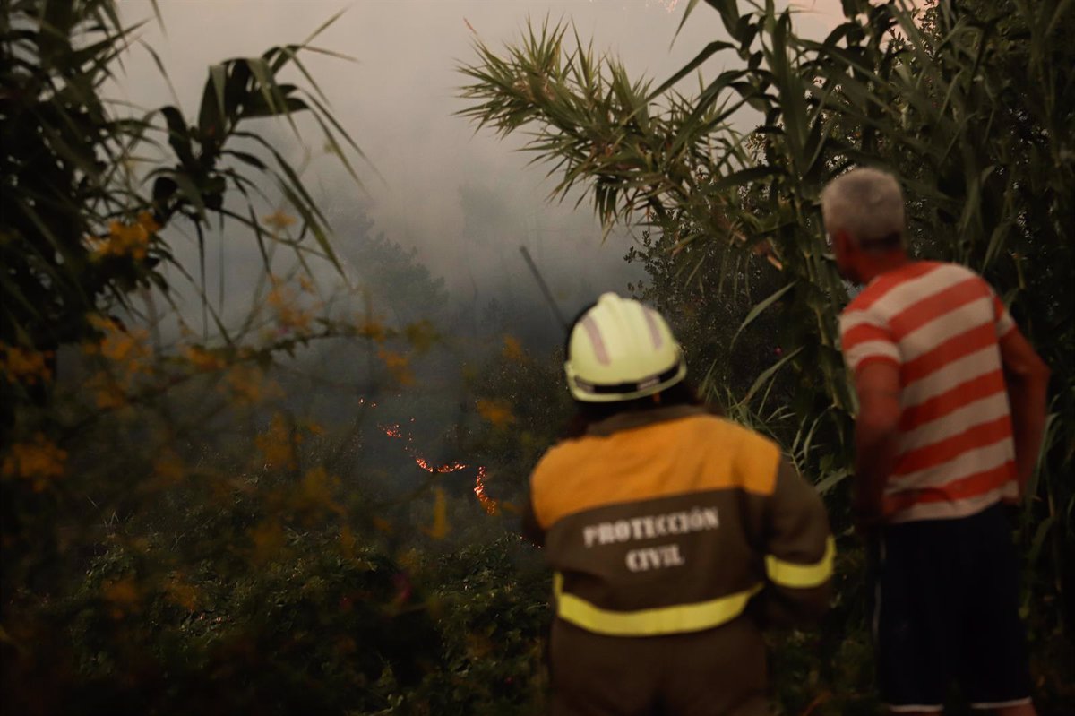 Uno de los dos incendios de A Cañiza (Pontevedra), que amenaza casas, alcanza las 100 hectáreas quemadas
