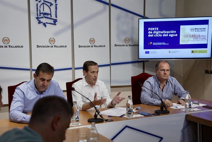 El presidente de la Diputación de Valladolid, Conrado Íscar, ha presidido la primera reunión informativa con alcaldes sobre el Proyecto GESAGUAVALL VIRTUAL