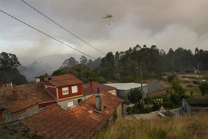 Un helicoptero colabora en las labores de extinción, a 30 de julio de 2025, en A Cañiza, Pontevedra, Galicia (España). 