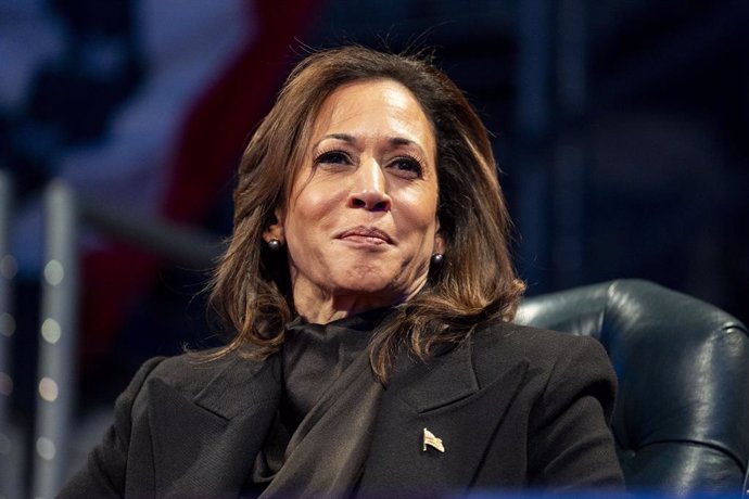 Archivo - 16 de janeiro de 2025, Arlington, Virgínia, EUA: A vice-presidente dos Estados Unidos, Kamala Harris, observa a cerimônia de despedida do comandante-chefe do Departamento de Defesa na Base Conjunta Myers-Henderson Hall em Arlington, Virgínia, na