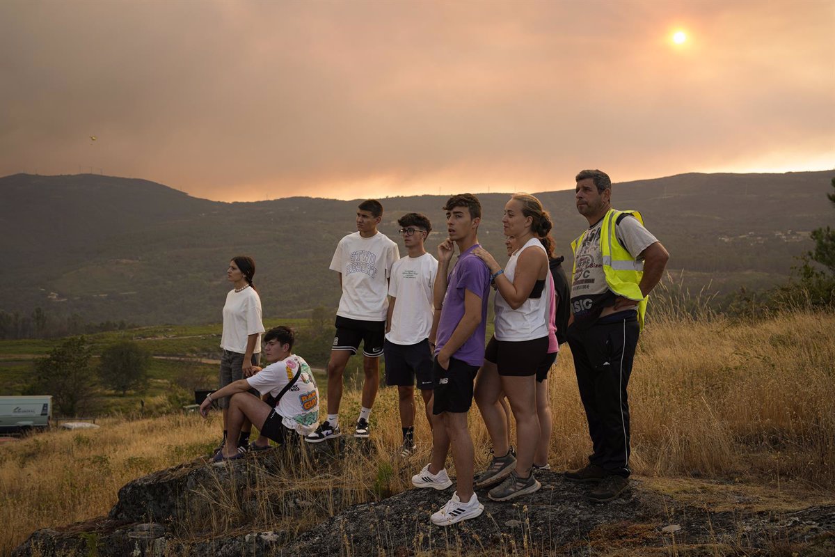 Confinados varios núcleos de A Cañiza por el incendio: la Xunta usa por primera vez el  ES-Alert  para avisar