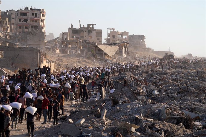 30 de julho de 2025, Cidade de Gaza, Faixa de Gaza, Território Palestino: Palestinos, levados à beira da fome sob os ataques e o bloqueio do exército israelense, se reúnem em um ponto de distribuição de ajuda no Corredor Zikim de Gaza para ter acesso a um
