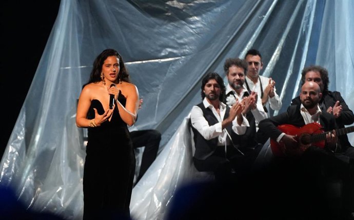 Archivo - La cantante Rosalía actúa durante la gala de entrega de los Latin Grammy 2023, en el Palacio de Congresos de Sevilla, a 16 de noviembre de 2023, en Sevilla, Andalucía (España).