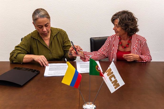La Secretaria General del Ministerio de Exteriores de Colombia, Elvira de las Mercedes Sanabria Salazar (izq) y la directora del consejo de administración de la Imprensa Nacional Casa da Moeda, Dora María Brites Moita (der)