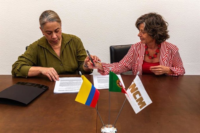 A secretária-geral do Ministério das Relações Exteriores da Colômbia, Elvira de las Mercedes Sanabria Salazar (à esquerda) e a diretora do conselho de administração da Imprensa Nacional Casa da Moeda, Dora María Brites Moita (à direita).
