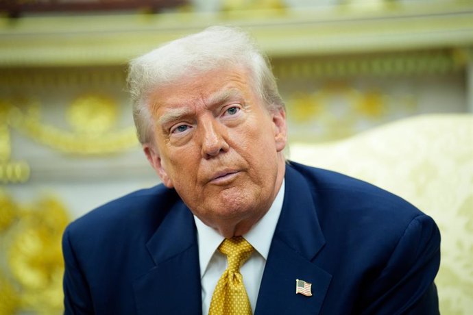 22 de julho de 2025, Washington, Distrito de Columbia, EUA: O presidente dos Estados Unidos, Donald J. Trump, responde às perguntas dos repórteres durante sua reunião com o presidente das Filipinas, Ferdinand Marcos Jr., no Salão Oval da Casa Branca, em 2