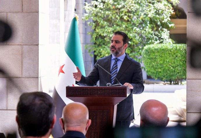 Archivo - Arquivo - 20 de maio de 2025, Damasco, República Árabe da Síria: O Ministro das Relações Exteriores e Expatriados da Síria, Asaad al-Shaibani, e o Vice-Primeiro Ministro e Ministro das Relações Exteriores da Jordânia, Ayman Safadi, assinam um me