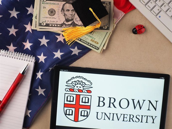 Archivo - Ilustración con logo de la Universidad de Brown, Rhode Island, Estados Unidos