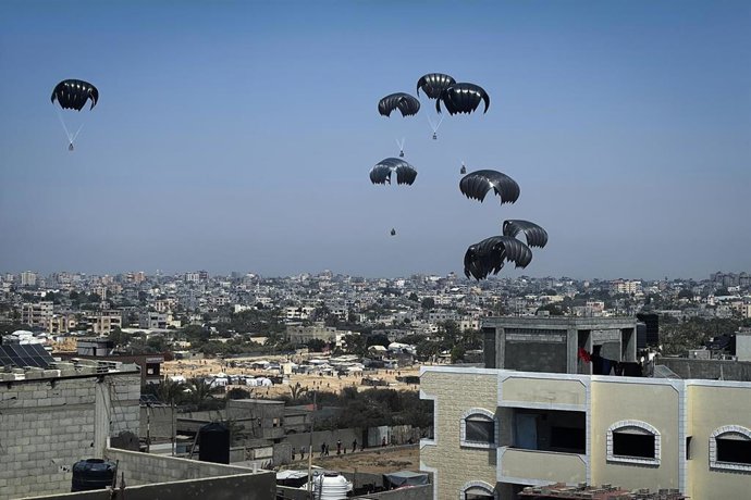 Aviones de carga militares lanzan suministros de ayuda humanitaria sobre la parte occidental de Deir al Balá, Gaza.