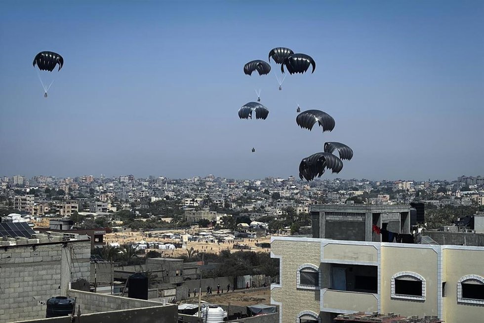 Aviones de carga militares lanzan suministros de ayuda humanitaria sobre la parte occidental de Deir al Balá, Gaza.