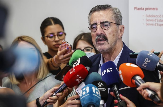 Archivo - El secretario autonómico de Seguridad y Emergencias, José María Ángel, responde a los medios a su llegada a una reunión para abordar la situación actual de los festejos de 'bous al carrer’, a 29 de agosto de 2022, en Valencia, Comunidad Valencia