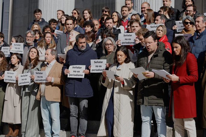 Archivo - Arquivo - Dezenas de jornalistas parlamentares se reuniram em frente ao Congresso dos Deputados em 26 de fevereiro de 2025 em Madri (Espanha). Os jornalistas se reuniram para denunciar que há anos estão sendo submetidos a ameaças, assédio e amea