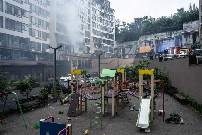 21 de julho de 2025, Kiev, Ucrânia: Fumaça sai de um bloco de apartamentos danificado em um ataque de drones durante a noite.