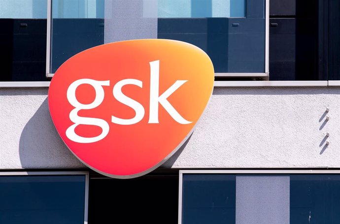 Archivo - Logo de GSK en unas oficinas.