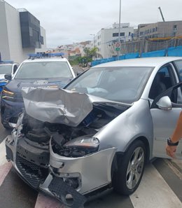 Coche robado que conducía el detenido y que embistió a dos vehículos patrullas de la Policía en Las Palmas de Gran Canaria