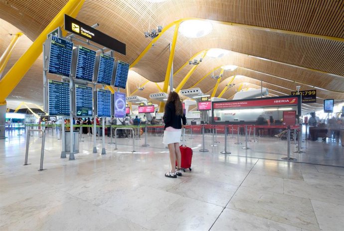 Una persona con maleta, en la terminal 4 del aeropuerto Adolfo Suárez Madrid-Barajas, a 24 de julio de 2025, en Madrid (España). 