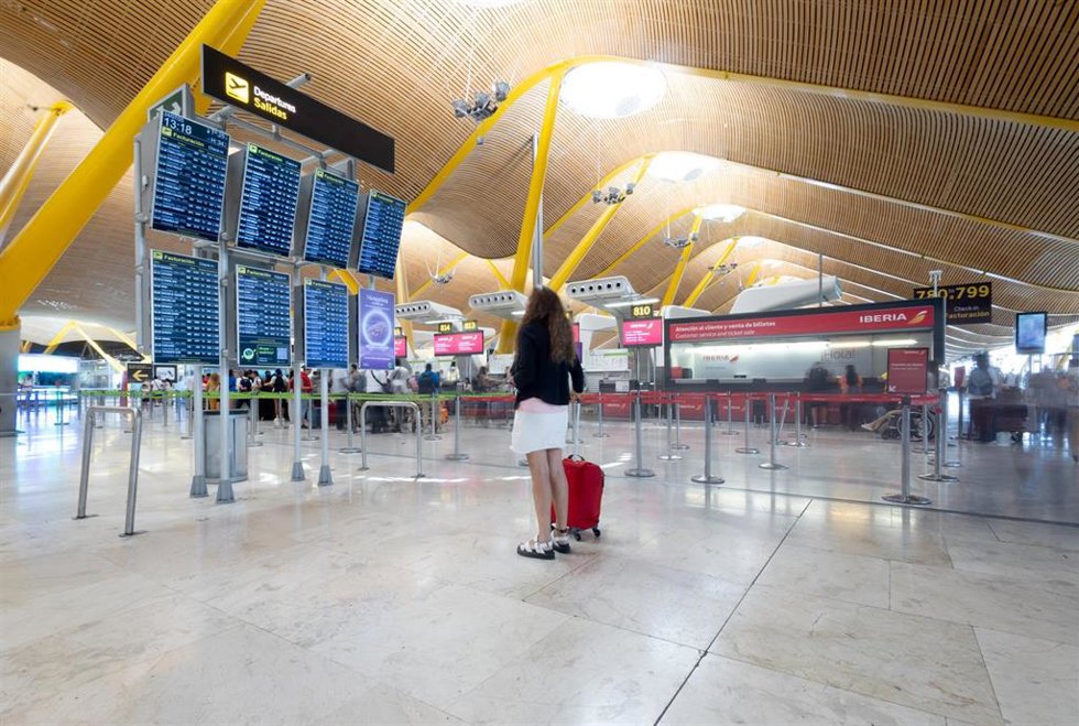 Una persona con maleta, en la terminal 4 del aeropuerto Adolfo Suárez Madrid-Barajas, a 24 de julio de 2025, en Madrid (España).