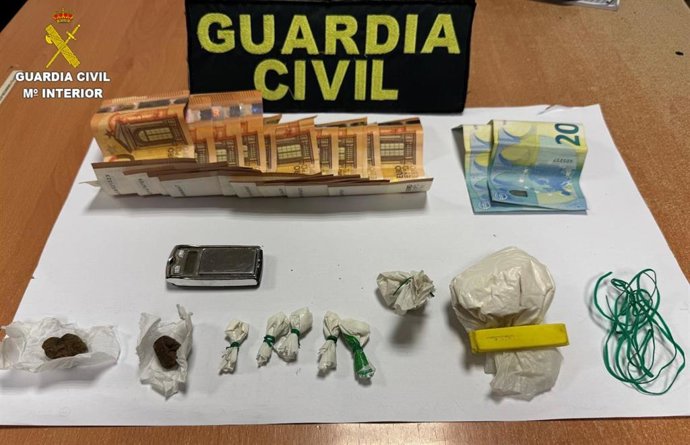 Drogas y efectos intervenidos por la Guardia Civil tras detener a dos personas en Villarrubio por tráfico de drogas.