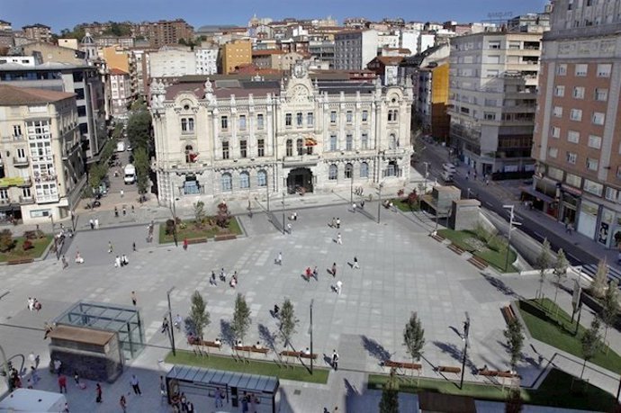 Archivo - Imagen de archivo.- Edificio y plaza del Ayuntamiento de Santander