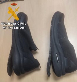 Zapatillas donde escondía la droga.