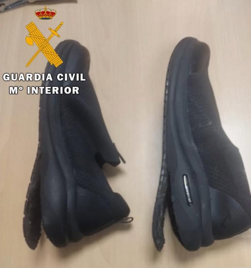 Zapatillas donde escondía la droga.
