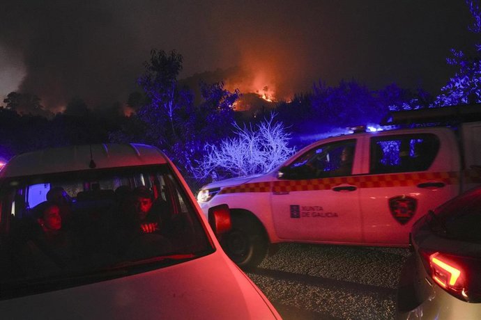 Varias persoas traballan nos labores de extinción, a 30 de xullo de 2025, na Cañiza, Pontevedra, Galicia.