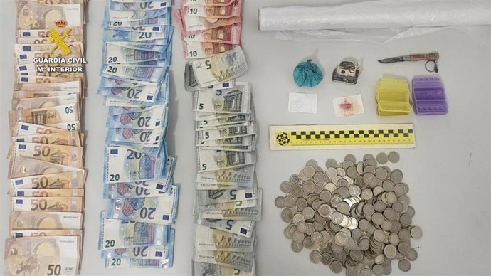 Droga y dinero intervenido en una vivienda en Alcalá de los Gazules.