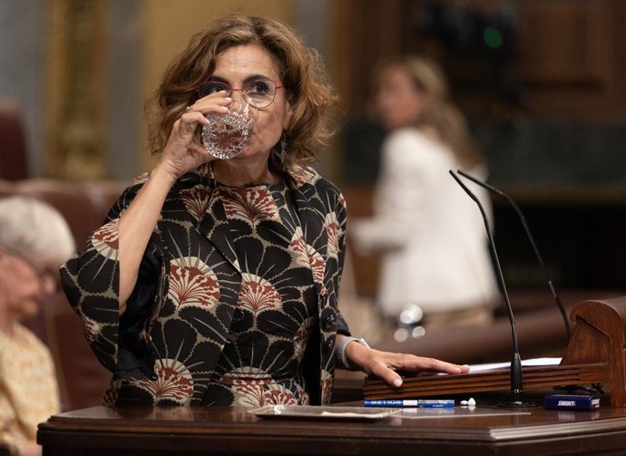 A primeira vice-presidente e ministra da Fazenda, María Jesús Montero, durante uma sessão plenária extraordinária, no Congresso dos Deputados, em 22 de julho de 2025, em Madri (Espanha). Na terça-feira, 22 de julho, o Congresso encerra o ano parlamentar.