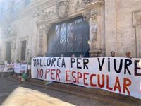 Decenas de personas se concentran en Cort en contra de la ley de obtención del suelo