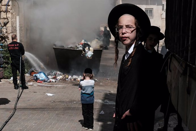 Archivo - Imagen de archivo de un judío ultraortodoxo durante una protesta en Jerusalén.