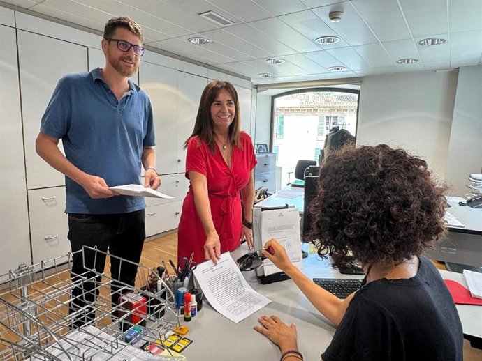 Los portavoces parlamentarios del PP, Sebastià Sagreras, y Vox, Manuela Cañadas, registran la proposición de ley en el Parlament.